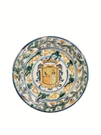 PIATTO ARALDICO, NAPOLI O CAMPANIA, SECOLO XVIIIin maiolica decorata in...