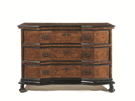 CASSETTONE, VENETO, INIZI SECOLO XVIII in noce e radica di olivo intarsiato e...