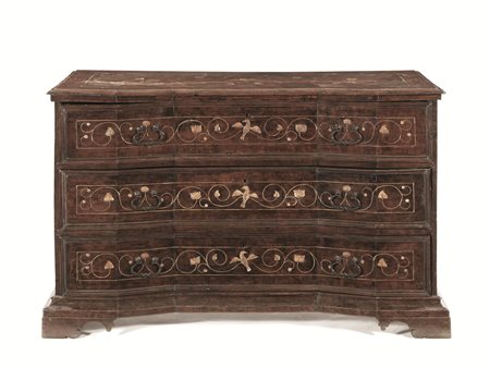 CASSETTONE, VENETO, INIZI SECOLO XVIIIin noce, piano sagomato con becco di...