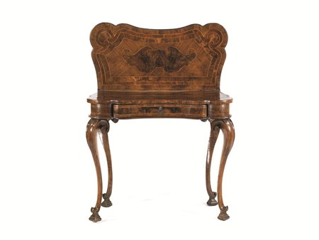 TAVOLINO DA GIOCO, FERRARA, SECOLO XVIIIlastronato in radica di noce, piano...