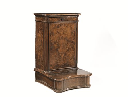 INGINOCCHIATOIO, LOMBARDIA, SECOLO XVIIIlastronato in radica di noce, piano...