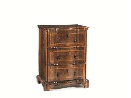 PICCOLO CASSETTONE, VENETO, SECOLO XVIII in noce, piano sagomato con becco di...