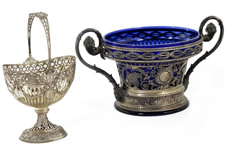 COPPA CENTROTAVOLA, in argento e vetro blu, due anse a volute cm 43x20, alt....