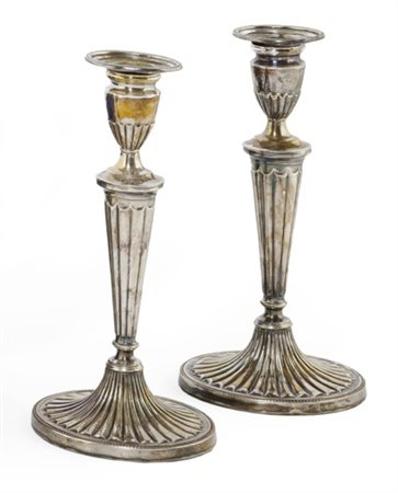 COPPIA DI CANDELIERIin metallo argentato, fusto a colonna scanalata, decoro...
