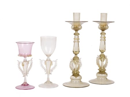 COPPIA DI CANDELIERI, MANIFATTURA MURANESEin vetro soffiato ambrato, stelo...