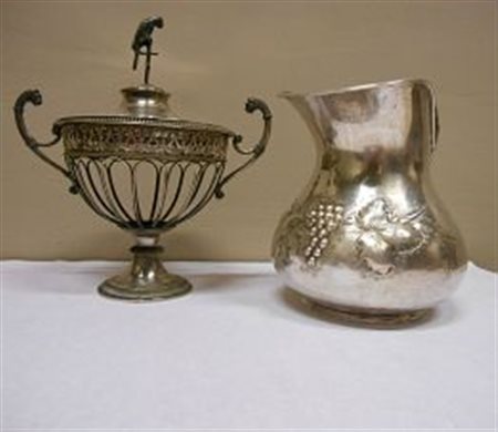 BROCCA DA VINOin argento sbalzato con viticci, alt. 15,5, g 475ZUCCHERIERAin...