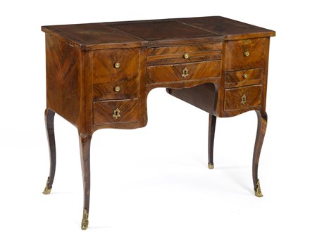 TOILETTE, PIEMONTE, SECOLO XVIIIin palissandro, piano sagomato con sportello...