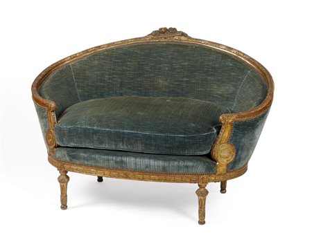 DIVANETTO A CORBEILLEin stile Luigi XVI in legno intagliato e dorato,...