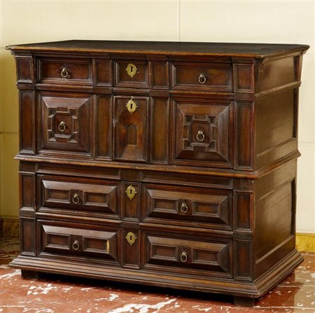 CASSETTONE, SPAGNA, FINE SECOLO XVIIIin noce, piano rettangolare con becco di...