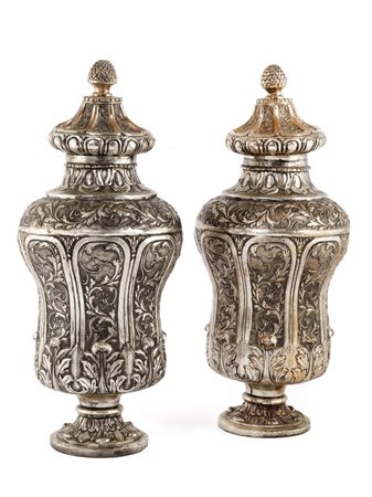 COPPIA DI GRANDI VASI CON COPERCHIO, SECOLO XIX in rame argentato e sbalzato,...