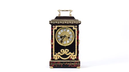 OROLOGIO DA MENSOLA realizzato in stile Boulle con intarsi in ottone su fondo...