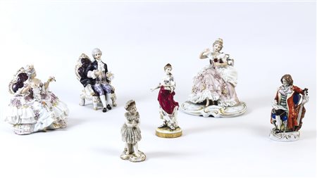 LOTTO DI PORCELLANE di gusto settecentesco raffiguranti dame cavalieri,...