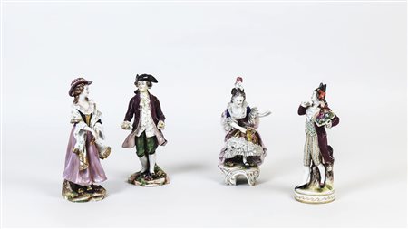 LOTTO DI PORCELLANE raffiguranti due coppie in abiti settecenteschi, una...