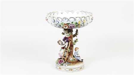 ALZATA IN PORCELLANA Germania, prima metà del XX secolo realizzata come un...