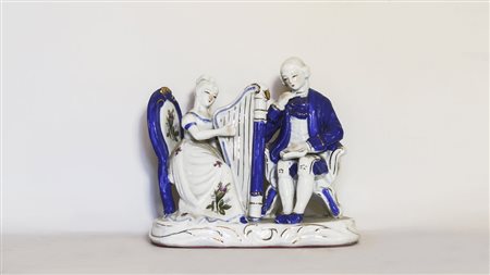 GRUPPO IN PORCELLANA raffigurante una suonatrice d'arpa ed un gentiluomo in...