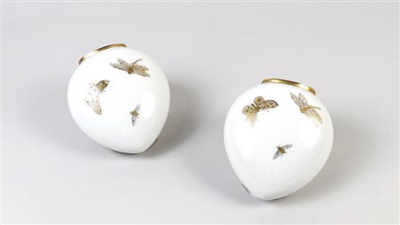 COPPIA DI FIORIERE PENSILI IN PORCELLANA realizzate come due fiasche di forma...