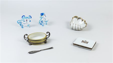 LOTTO DI CURIOSITÀ due animaletti in vetro soffiato, una bomboniera in...