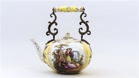 TEIERA IN PORCELLANA Meissen, fine del XIX secolo corpo sferico, presa...