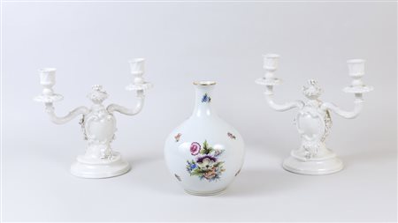 LOTTO DI PORCELLANE XX secolo composto da coppia di candelieri Nymphenburg,...