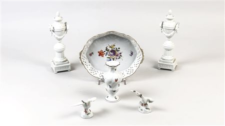 LOTTO DI CURIOSITÀ IN PORCELLANA composto da cestino e piccolo vaso...