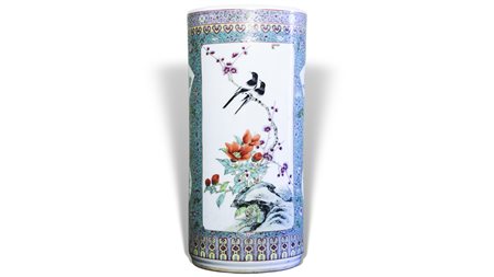 GRANDE VASO CILINDRICO IN PORCELLANA POLICROMA Cina, XX secolo dipinto con...