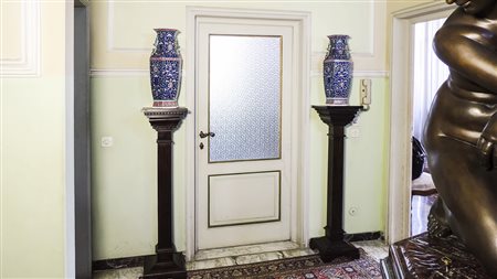 COPPIA DI COLONNE PORTA SCULTURE IN LEGNO EBANIZZATO inizio del XX secolo...