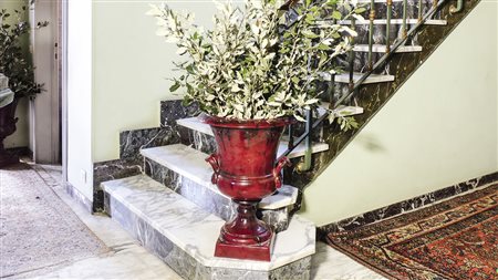 COPPIA DI GRANDI VASI IN TERRACOTTA SMALTATA BORDEAUX forma a cratere, prese...