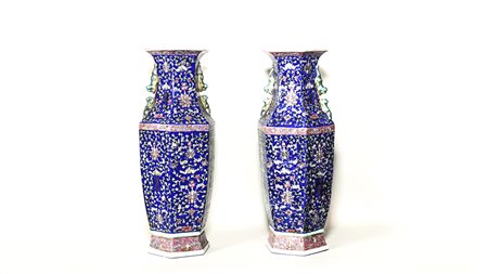 COPPIA DI GRANDI VASI IN PORCELLANA POLICROMA Cina, prima metà del XX secolo...