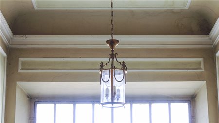 DUE LANTERNA CILINDRICHE rilegate in metallo dorato, quattro bracci...