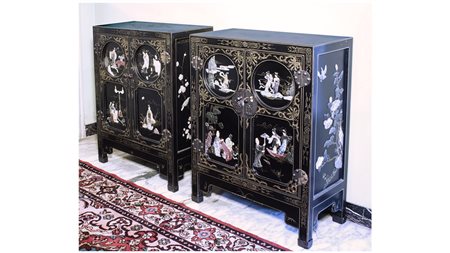 COPPIA DI PICCOLI STIPI IN LACCA NERA Cina, inizio del XX secolo decorati a...
