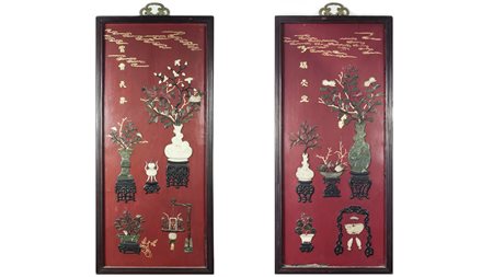 COPPIA DI GRANDI PANNELLI IN LEGNO LACCATO ROSSO Cina, fine del XIX/inizio...