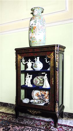 COPPIA DI VETRINE IN LEGNO EBANIZZATO fine del XIX/inizio del XX secolo...