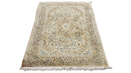 TAPPETO PERSIANO fondo beige, campo con motivi floreali nei toni del blu e...