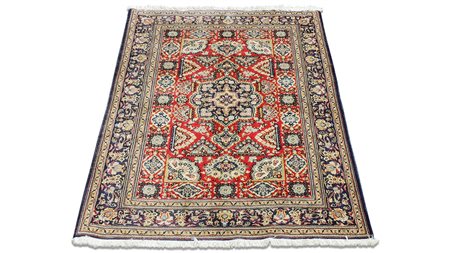 TAPPETO PERSIANO QUM fondo rosso corallo, campo con motivi floreali nei toni...