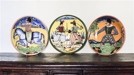 TRE PIATTI IN TERRACOTTA SMALTATA Montelupo, fine del XIX/inizio del XX...