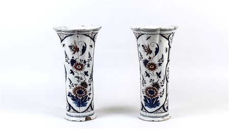 COPPIA DI VASI IN MAIOLICA Delft, XIX secolo colli svasati, dipinti con...