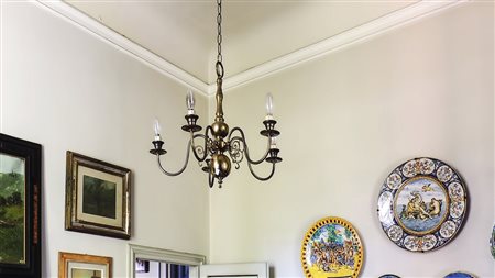 LAMPADARIO IN OTTONE fusto tornito, cinque bracci portacandela a doppia...