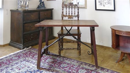 TAVOLINO IN NOCE realizzato in stile rinascimento con traverse in ferro...