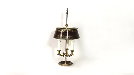 LUCERNA IN METALLO DORATO tre bracci portacandela, paralume in tôle dipinto...