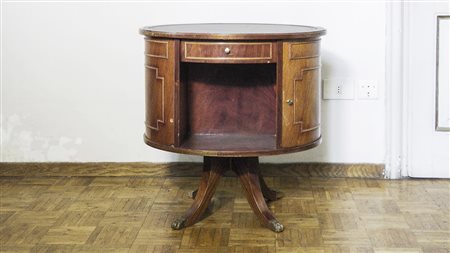 TAVOLINO GIREVOLE IMPIALLACCIATO IN NOCE Inghilterra, prima metà del XX...