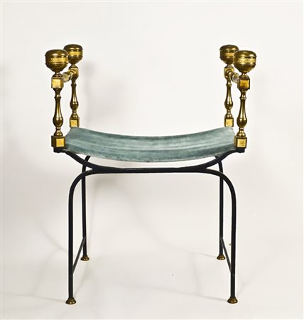 FALDISTORIO IN FERRO BATTUTO finali in ottone inciso, corredato da cuscino in...