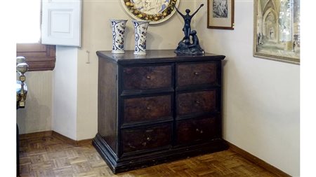 CREDENZA IMPIALLACCIATA IN RADICA DI NOCE fine del XVII secolo profili...