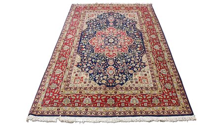 TAPPETO PERSIANO fondo blu, campo con medaglione centrale e motivi floreali...