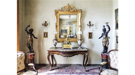 CONSOLE IN NOCE inizio del XX secolo intagliata con motivi floreali...