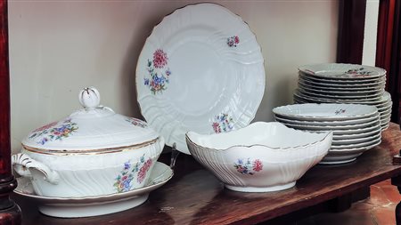 SERVITO DI PIATTI IN PORCELLANA Richard Ginori decorato con motivi floreali...