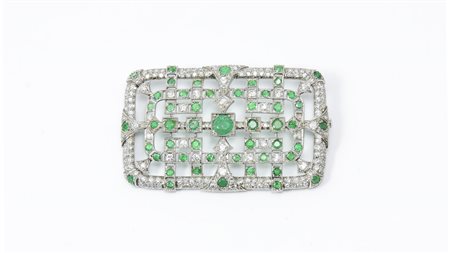 SPILLA IN PLATINO, DIAMANTI E SMERALDI realizzata come una grande placca...