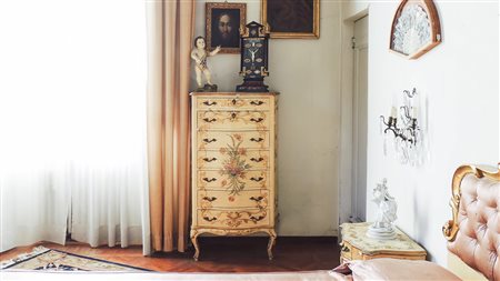 SETTIMINO IN LEGNO LACCATO COLOR CREMA realizzato in stile veneziano, dipinto...