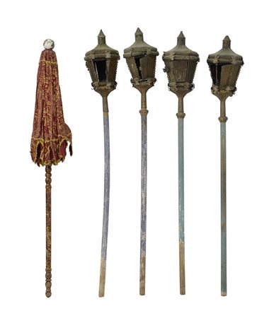 OGGETTISTICA VARIA QUATTRO LANTERNE IN LAMIERINO E UN OMBRELLINO IN TESSUTO...