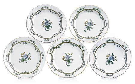 NAPOLI CINQUE PIATTI IN MAIOLICA, NAPOLI, XVIII SECOLO, profili polilobati,...