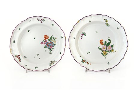 COZZI DUE PIATTI IN MAIOLICA, VENEZIA, COZZI, XVIII SECOLO, decoro a mazzetto...